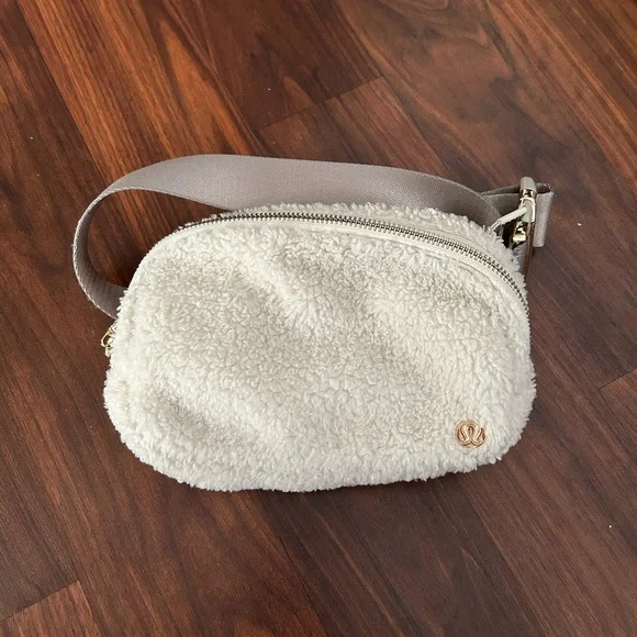 lululemon sherpa belt bag - Picture 1 of 4